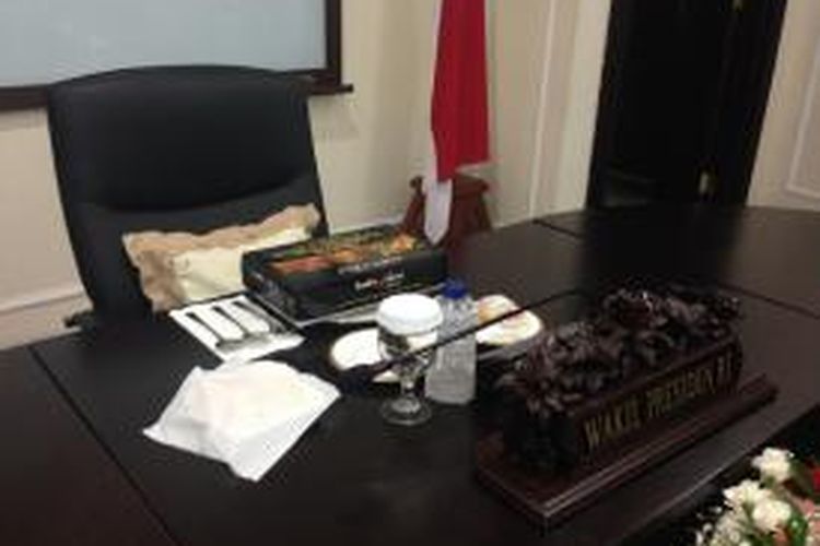 Jatah makan siang Wakil Presiden Jusuf Kalla di meja kerjanya yang tak sempat termakan karena JK diundang makan siang oleh Presiden Joko WIdodo, Jumat (19/12/2014).
