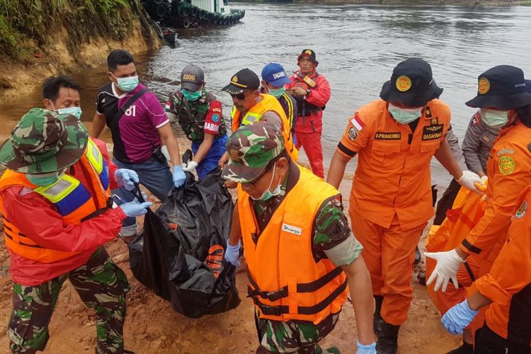 Petugas SAR gabungan saat mengevakuasi korban kapal tenggelam di Sungai Kapuas di Desa Seberuang, Kecamatan Semitau, Kabupaten Kapuas Hulu (21/1/2019)