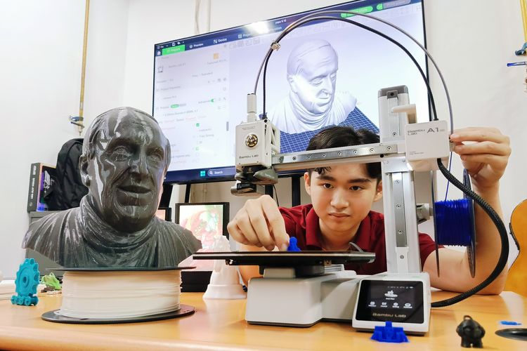 Angelo Franklyn Wijaya, S.T., lulusan Program Studi Teknik Mesin dan Manufaktur Universitas Surabaya (Ubaya) menciptakan sebuah karya yang tidak hanya penuh makna dengan mencetak 3D wajah Paus Fransiskus.