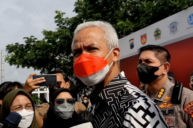 Gubernur Jawa Tengah Ganjar Pranowo saat tinjauan kesiapan arus mudik di GT Kalikangkung Semarang, Rabu (27/4/2022)