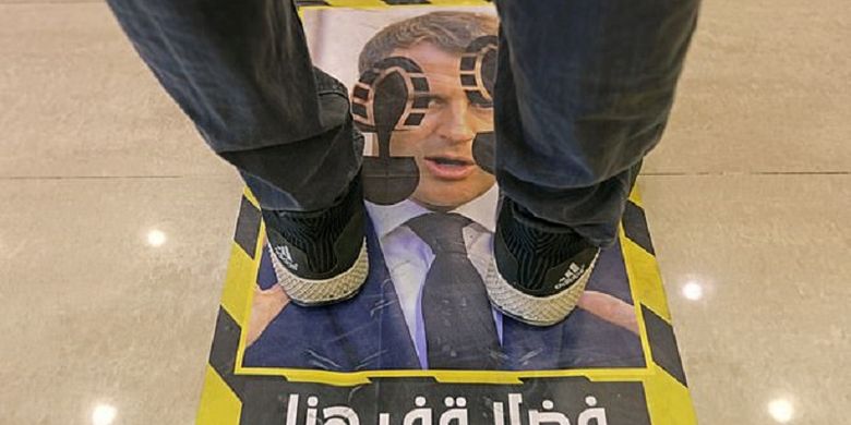 Protests, Shops in Libya Make Face of the President of France for Floor Mat