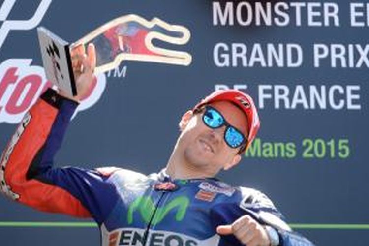 Pebalap Movistar Yamaha asal Spanyol, Jorge Lorenzo, merayakan kemenangan pada GP Perancis di atas podium Sirkuit Le Mans, Minggu (17/5/2015).