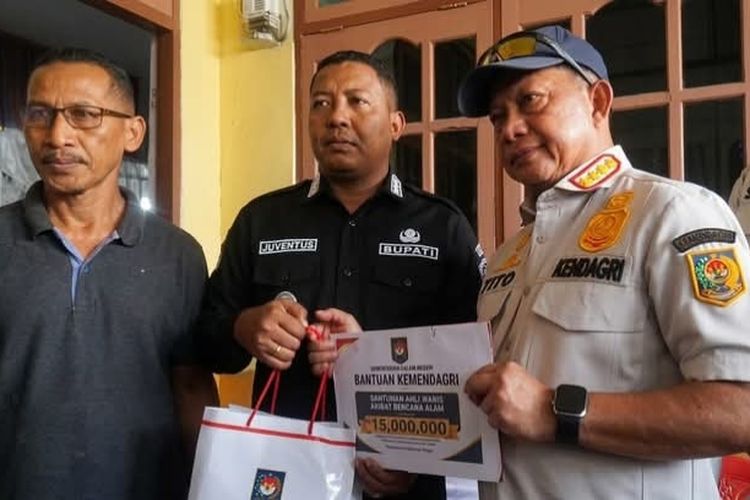 Mendagri Beri Santunan Duka untuk Korban Gempa di Sikka