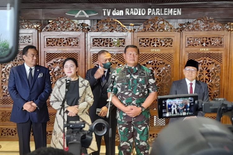 Ketua DPR Puan Maharani dan Kepala Staf Angkatan Laut (KSAL) Laksamana Yudo Margono dalam konferensi pers usai pengesahan Yudo sebagai Panglima TNI di Gedung DPR, Jakarta, Selasa (13/12/2022).