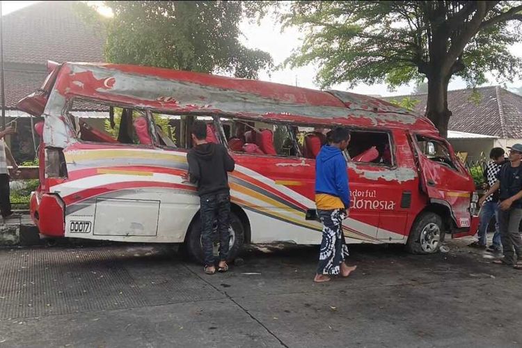 Satlantas Polres Sumedang mengamankan Elf Long bernomor polisi E 7566 KC yang mengalami kecelakaan maut di Tanjakan Cae, Wado, Sumedang, Jabar, Sabtu (1/11/2025) malam.