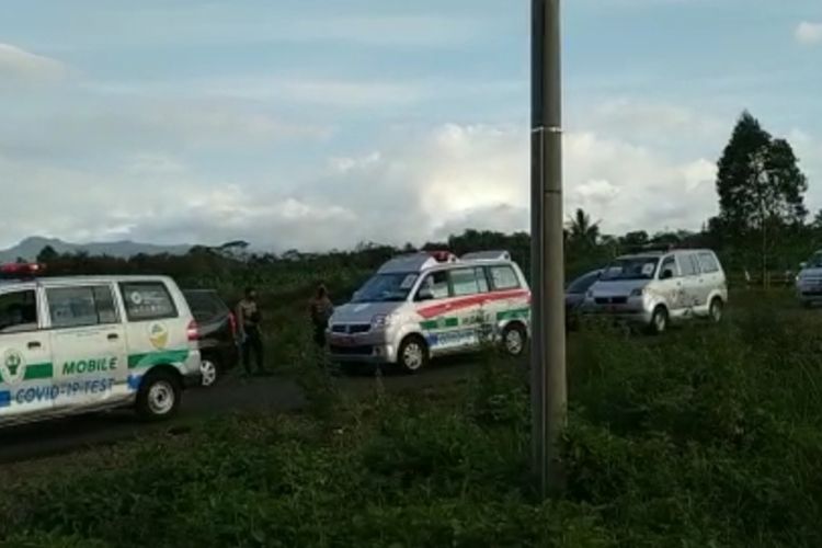 Konvoi ambulans pembawa pasien terkonfirmasi positif corona yang dijemput di tiap rumah pasien tiba di ruang isolasi darurat Rusunawa Universitas Negeri Siliwangi (UNS) Kota Tasikmalaya, Selasa (29/9/2020).