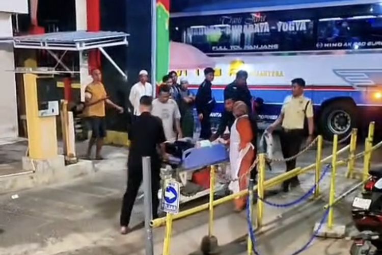 Aksi Heroik Tim Medis Selamatkan Ibu Hamil Melahirkan di Dalam Bus di Pamekasan