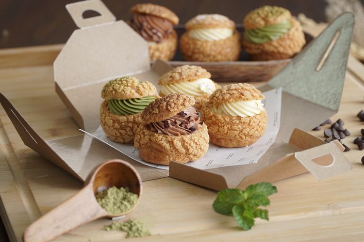 Choux durian, matcha, cokelat, dan vanila dari Aroma Medan. 