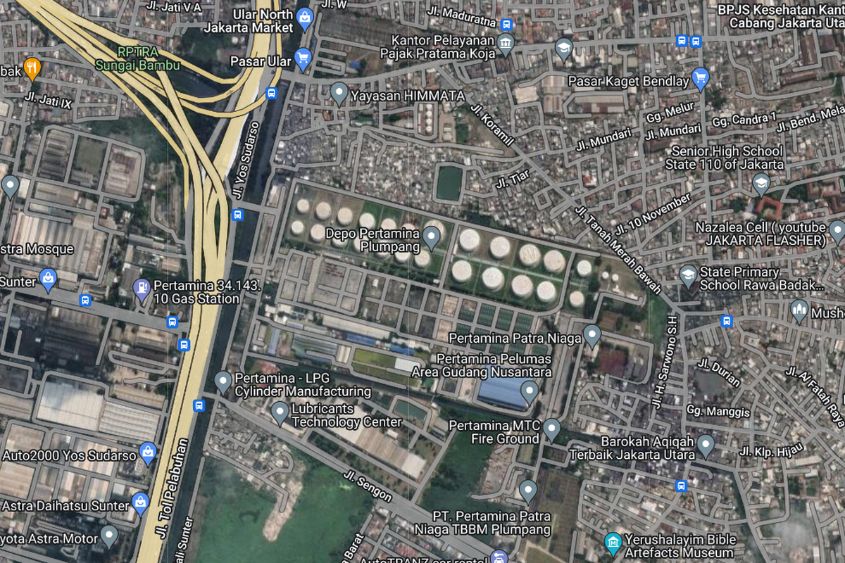 Tangkap layar dari peta satelit Terminal Bahan Bakar Minyak (TBBM) Plumpang. Gambar diambil pada Minggu (5/3/2023). Peta ini bukan gambar realtime. 
