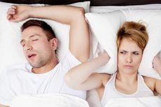 4 Cara Alami Atasi Tidur Mendengkur