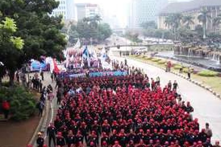 Ribuan buruh menggelar aksi Longmarch dari bundaran patung kuda menuju Istana Negara, Jakarta Pusat, Sabtu (6/2/2016).