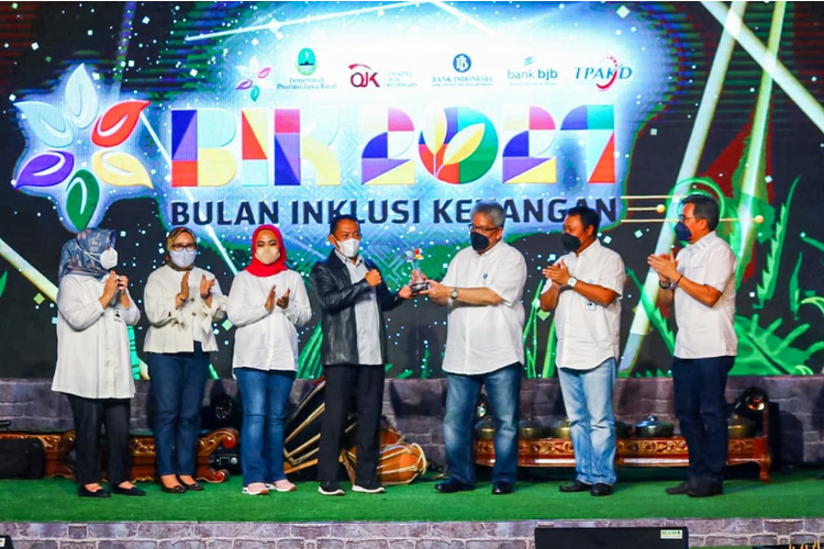 Bank BJB meraih penghargaan sebagai ?Institusi Perbankan yang Mendukung Percepatan Literasi dan Inklusi Keuangan di Jawa Barat? pada event BIK 2021.