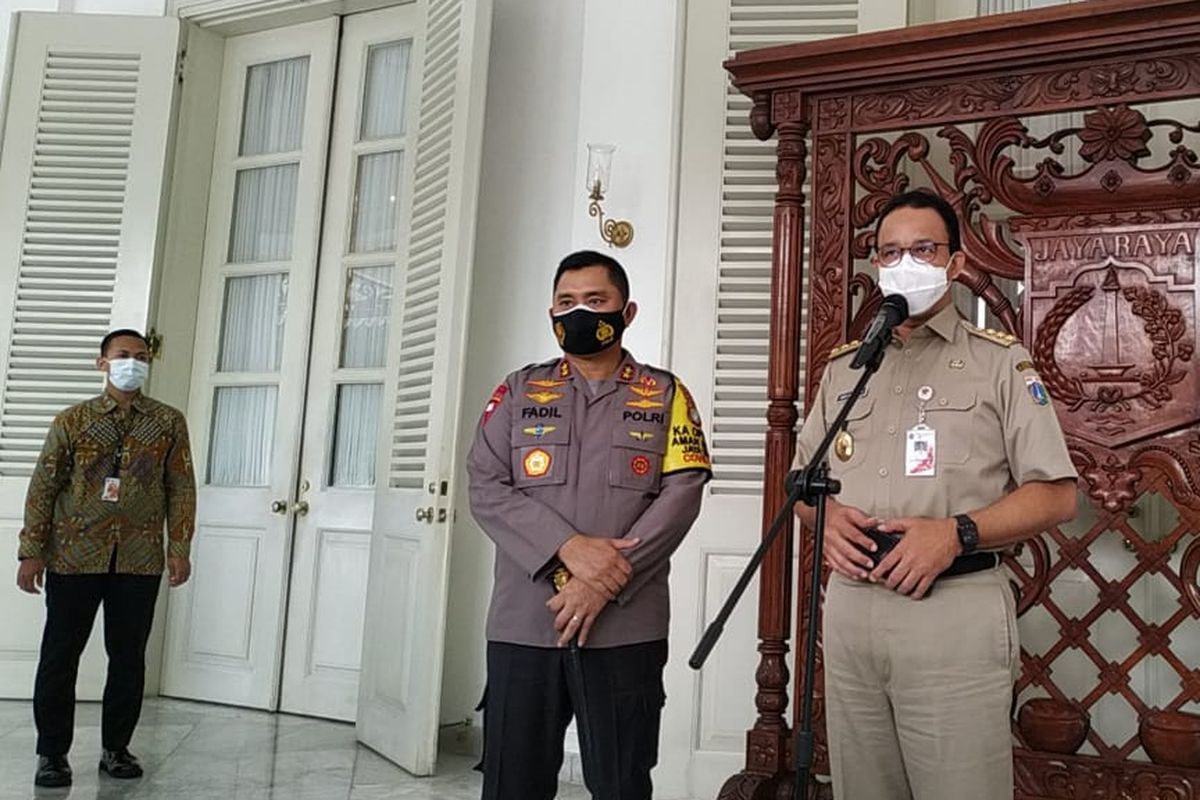 Jakarta Governor Anies Baswedan [right] gives a statement in City Hall on Monday [23/11/2020]