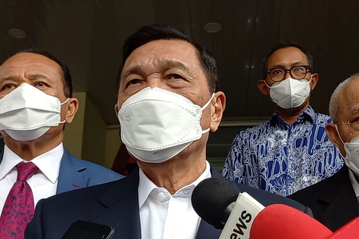 Menteri Koordinator Kemaritiman dan Investasi, Luhut Binsar Pandjaitan usai memenuhi panggilan mediasi di Polda Metro Jaya, Senin (15/11/2021).