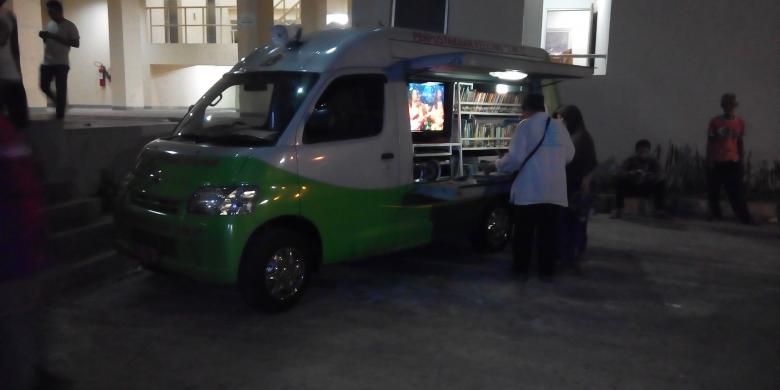 mobil perpustakaan keliling standby di rusunawa jatinegara