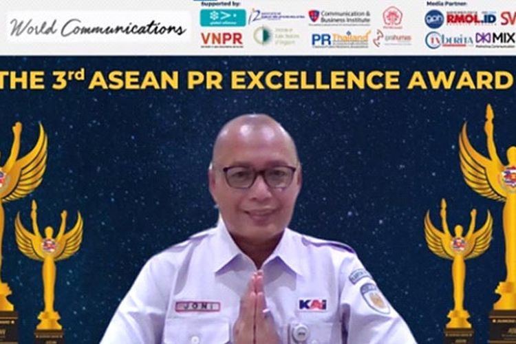 VP Public Relations KAI Joni Martinus mewakili KAI menerima predikat Diamond pada kategori Best Crisis Management dalam ajang The 3rd Asean PR Excellence Awards 2021.