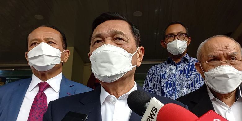 Menteri Koordinator Kemaritiman dan Investasi, Luhut Binsar Pandjaitan usai memenuhi panggilan mediasi di Polda Metro Jaya, Senin (15/11/2021).