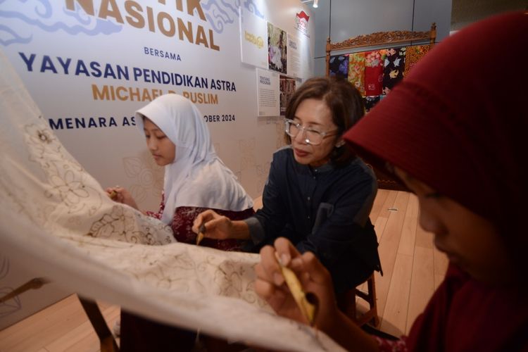 Komunitas Pembatik Cilik membatik bersama Pewarta Foto Indonesia Jakarta