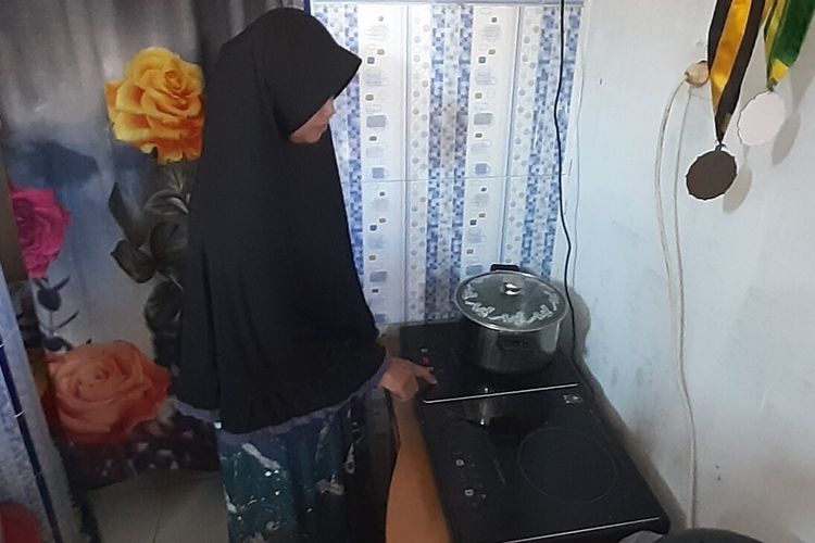 Pemerintah berniat kembali menjalankan program kompor listrik induksi. Supriyani (42), menggunakan kompor listrik untuk memasak sehari-hari di rumahnya di Kelurahan Mojo, Kecamatan Pasar Kliwon, Solo, Jawa Tengah, Jumat (23/9/2022).
