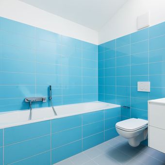 Bak mandi berwarna biru