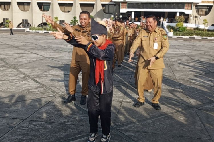 Gubernur Riau dan jajaran bersam Rayyan Arkan Dikha, melakukan gerakan tari Pacu Jalur Kuansing, di halaman kantor Gubernur Riau di Pekanbaru, Selasa (8/7/2025).