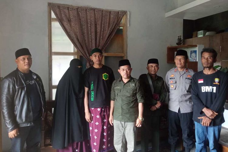 Eks napi teroris asal Sumedang, Ivan (nomor tiga dari kiri) sudah diterima masyarakat dan akan berjualan bubur kacang keliling.