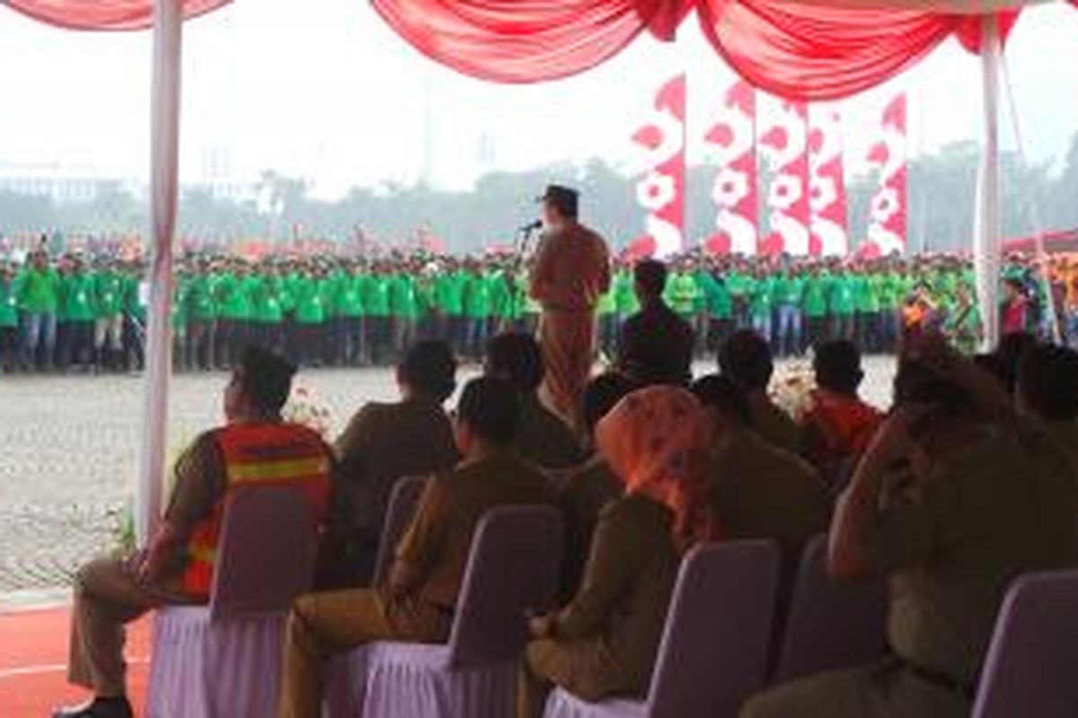 Gubernur DKI Jakarta Basuki Tjahaja Purnama (nampak pada podium) memimpin apel bersama puluhan ribu PPSU dan PHL di sisi selatan Silang Monas, Jakarta Pusat. Sabtu (15/8/2015).