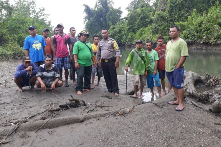 Tim dari Balai Konservasi Sumber Daya Alam (BKSDA) Maluku Tengah bersama aparat Polres Maluku Tengah berhasil menemukan potongan tubuh Jonias Makawera (37) korban serangan buaya di sungai Ruata, Desa Makariki, Kecamatan Amahai, Maluku Tengah, Sabtu sore (9/2/2019)  