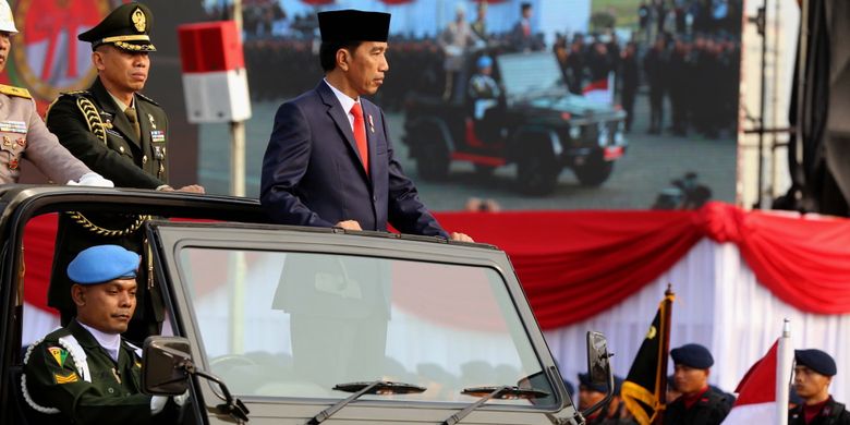 Presiden Joko Widodo meninjau pasukan saat upacara di Lapangan Silang Monas, Jakarta Pusat, Senin (10/7/2017). Upacara peringatan hari ulang tahun ke-71 Bhayangkara melibatkan 2.408 personel gabungan dari Polri, TNI, instansi terkait, hingga organisasi Pramuka. 