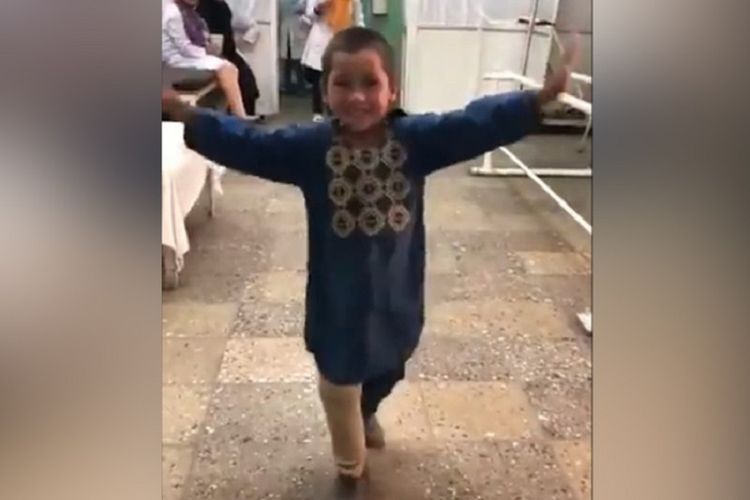 Ahmad Sayed Rahman menari dengan gembira setelah dia mendapat kaki palsu di pusat ortopedi Kabul, Afghanistan. Ahmad kehilangan kakinya dalam konflik antara pasukan Afghanistan dengan Taliban.