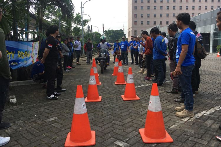 Kegiatan safety riding salah satunya melatih keseimbangan.