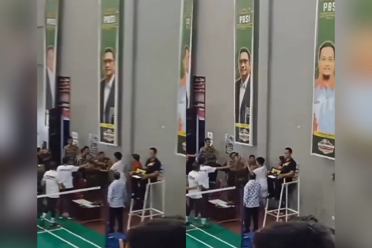 Potongan gambar yang memperlihatkan aksi kericuhan saat pertandingan Bulutangkis yang digelar di GOR kantor Gubernur Sulsel. Selasa (1/8/2023).