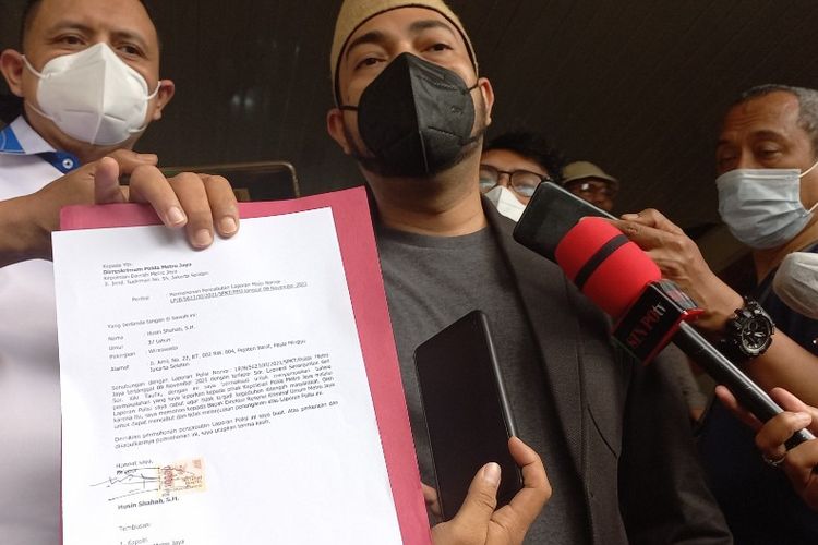 Ketua Cyber Indonesia Husein Shahab usai mencabut laporan terhadap dua petinggi Greenpeace yang mengkritik pidato Jokowi di Polda Metro Jaya, Senin (15/11/2021).