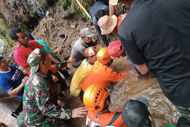 Evakuasi terhadap jasad korban 