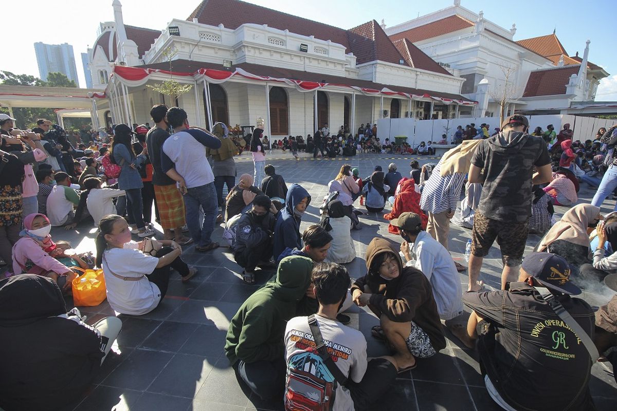 Warga menunggu pementasan kesenian Jaranan di plaza atas Alun-Alun Surabaya, Komplek Balai Pemuda Surabaya, Jawa Timur, Kamis (20/8/2020). Plaza atas Alun-Alun Surabaya tersebut ramai dikunjungi warga yang ingin menghabiskan liburan Tahun Baru Islam 1442 H. ANTARA FOTO/Didik Suhartono/aww.