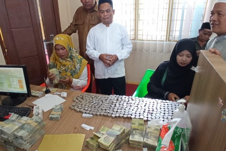 Penjual siomay di Aceh daftar haji dengan membayar menggunakan uang receh