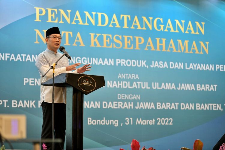 Gubernur Jawa Barat Ridwan Kamil saat menghadiri penandatanganan kerja sama antara Bank Jabar Banten dengan PWNU Jawa Barat di Bandung, Kamis (30/3/2022).
