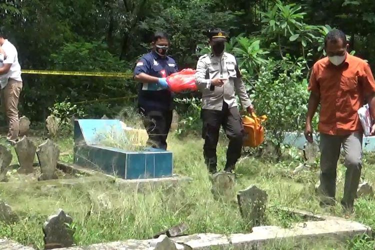 EVAKUASI—Aparat Polsek Wungu-Madiun mengevakuasi mayat bayi yang ditemukan dalam tas kresek di sebuah tempat pemakaman umum di Desa Sidorejo, Kecamatan Wungu, Kabupaten Madiun, Jawa Timur, Selasa (16/11/2021).