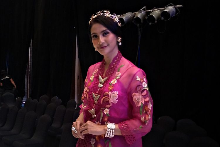 Artis peran Maudy Koesnaedi saat ditemui di peragaan busana Sound of Nature in Harmony di The Dharmawangsa Hotel, Jakarta Selatan, Jumat (6/12/2019).