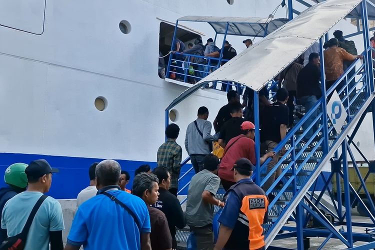 Ribuan penumpang memasuki KM Dobonsolo di Pelabuhan Tanjung Emas Semarang, Senin (15/4/2024).