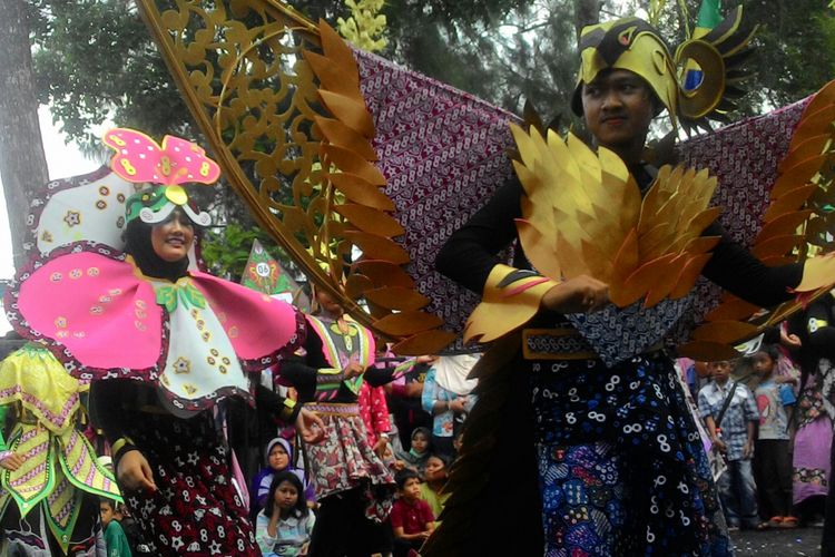 Pelajar SMA Negeri 1 Wates, Kulon Progo, mempertontonkan busana unik serba batik dengan motif Geblek Renteng di Feshion Day Carnival 2018 di Wates, Minggu (14/10/2018). Geblek Renteng motif batik khas Kulon Progo dulunya berawal dari sekolah ini. SMAN 1 pun menunjukkan kebanggaannya pada Geblek Renteng ini.