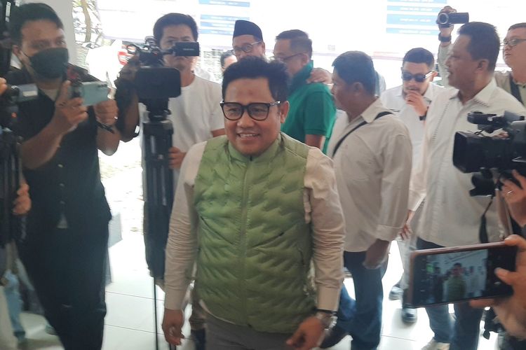 Bakal calon wakil presiden Koalisi Perubahan untuk Persatuan (KPP) Muhaimin Iskandar saat tiba di di University Club (UC) Universitas Gadjah Mada (UGM) untuk mengikuti acara Temu Juang.