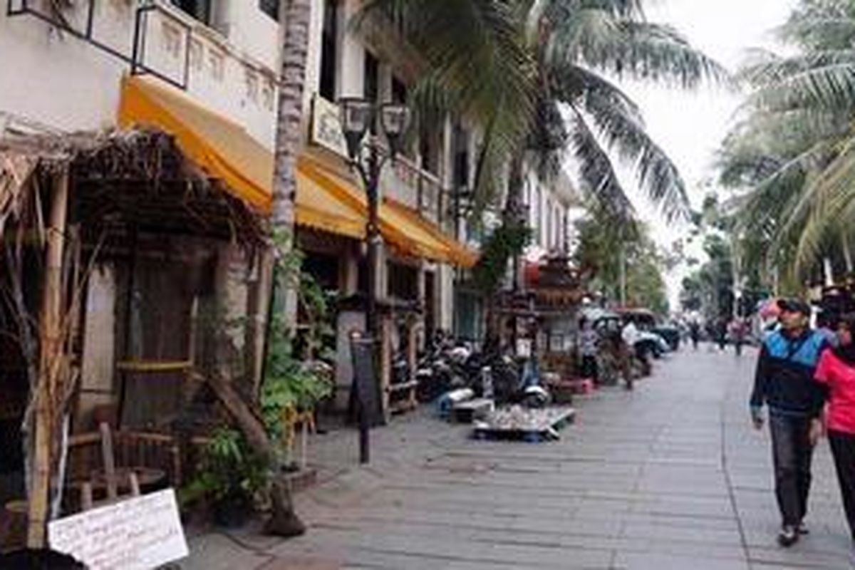 Pedagang kaki lima menempati selasar disamping kiri  gedung Museum Fatahillah , Jakarta, Rabu (5/12/2012). Penataan pedagang kaki lima telah dimulai di kawasan Kota Tua. PKL diberbolehkan berjualan namum pada tempat yang telah ditentukan. 