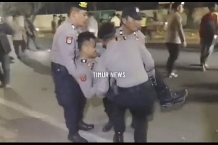 Panik Terjaring Razia Geng Motor, Remaja Berboncengan Tiga di Makassar Nekat Tabrak Polisi 