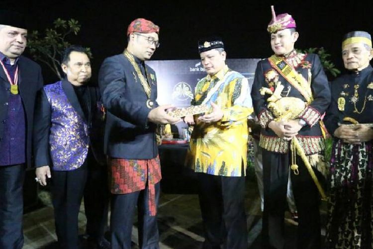 Wali Kota Bandung M Ridwan Kamil mendapatkan penghargaan sebagai tokoh Budaya Nusantara dari Forum Silaturahmi Keraton Nusantara Republik Indonesia (FSKN) pada Festival Keraton dan Masyarakat Adat ASEAN ketiga tahun 2017 di Grand Hotel Preanger, Kota Bandung, Sabtu (13/5/2017).