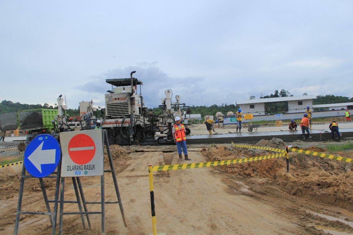 Pekerjaan konstruksi Tol Balikpapan-Samarinda.