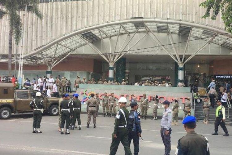 Sejumlah petugas gabungan padati pusat perbelanjaan Mal Centre Point di Medan, Rabu (15/5/2024). Hal itu dilakukan untuk pembongkaran dan penyegelan, karena diduga telat bayar pajak. 
