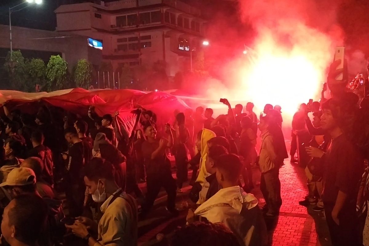 Luapan kegembiraan ribuan warga atas kemenangan Timnas Indonesia atas Thailand dengan skor akhir 5-2 menggema di Balai Kota Solo, Jawa Tengah (Jateng), pada Selasa (16/5/2023).