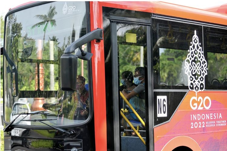 Logo gunungan KTT G20 di bus listrik. Penggunaan kendaraan listrik sebagai salah satu bentuk komitmen Indonesia dalam mendukung pembangunan berkelanjutan. Bus tersebut menjadi kendaraan antar jemput bagi delegasi selama acara Konferensi Tingkat Tinggi (KTT) G20 di Bali yang rencananya mulai digunakan pada 11-17 November 2022. 

