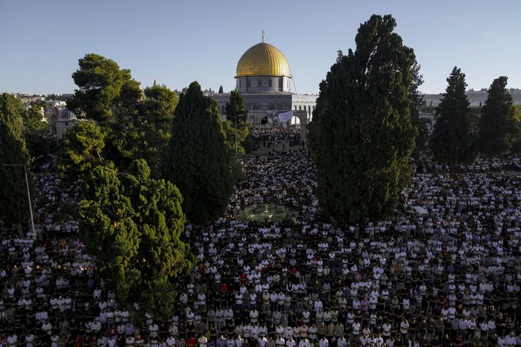 Umat Muslim melakukan salat Idul Adha di samping tempat suci Kubah Batu di kompleks Masjid Al Aqsa di Kota Tua Yerusalem, Sabtu, 9 Juli 2022.